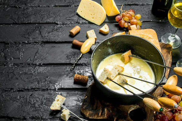 Comment organiser une soirée fondue avec des accompagnements originaux?
