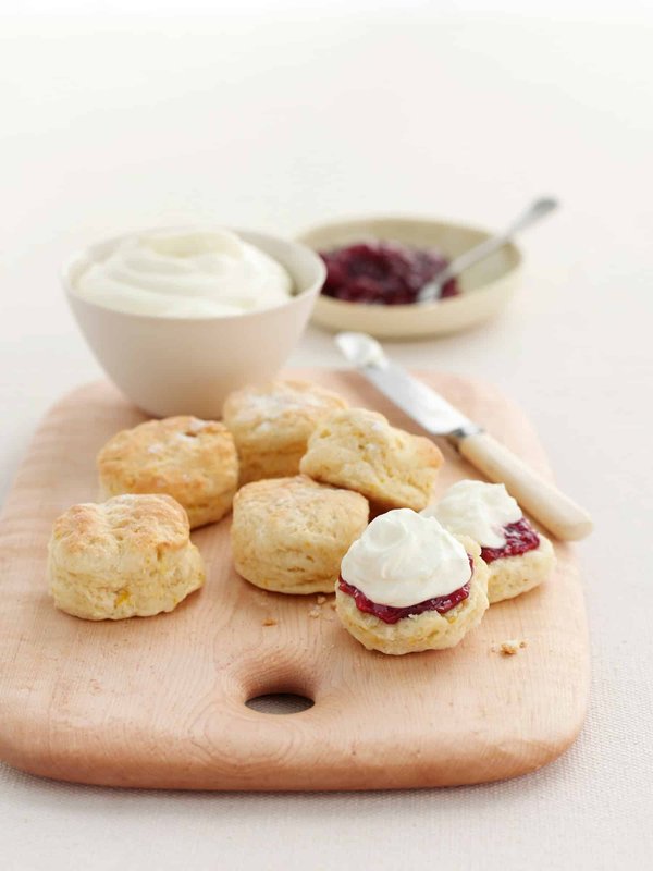 Quelle est la meilleure recette pour des scones anglais avec de la crème fouettée?