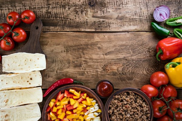 Comment réaliser des tacos végétariens avec une garniture de haricots noirs et maïs?